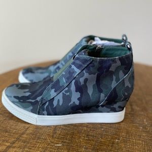 Womens Brand new Never Worn shoe size 11. Multi Green camo